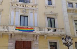 Bandera LGTB penjada a l'Ajuntament de l'Hospitalet