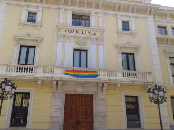 Bandera LGTB penjada a l'Ajuntament de l'Hospitalet