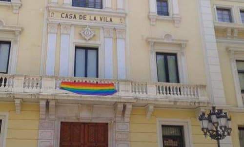 Bandera LGTB penjada a l'Ajuntament de l'Hospitalet