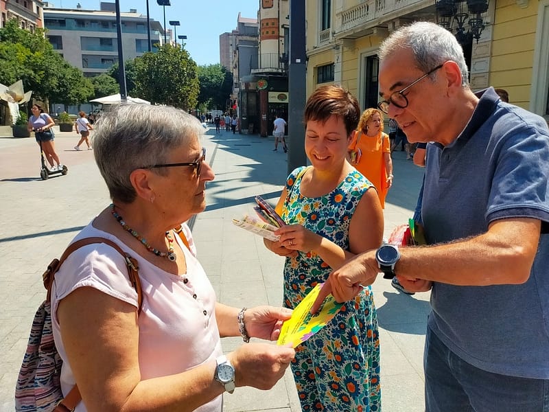 Jaume Graells i Sílvia Casola, explicant la campanya contra les onades de calor i l'adaptació al canvi climàtic a l'Hospitalet