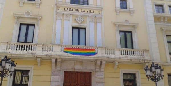 Bandera LGTB penjada a l'Ajuntament de l'Hospitalet